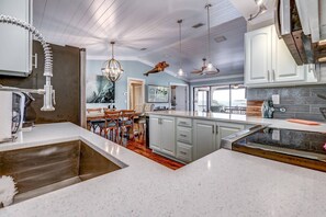 Fridge, microwave, dishwasher, coffee/tea maker - Caribbean Cabana: Your Perfect 3BR Oceanfront Retreat with Dockage, Pool and Breathtaking Views! (Summerland Key)