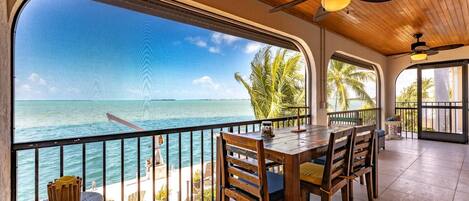 屋外ダイニングエリア