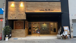 A modern building with a wooden facade and signage for KEIJINKAN bldg. and Vange Tak Resort Onomichi. - Mange Tak Resort Onomichi (Onomichi)