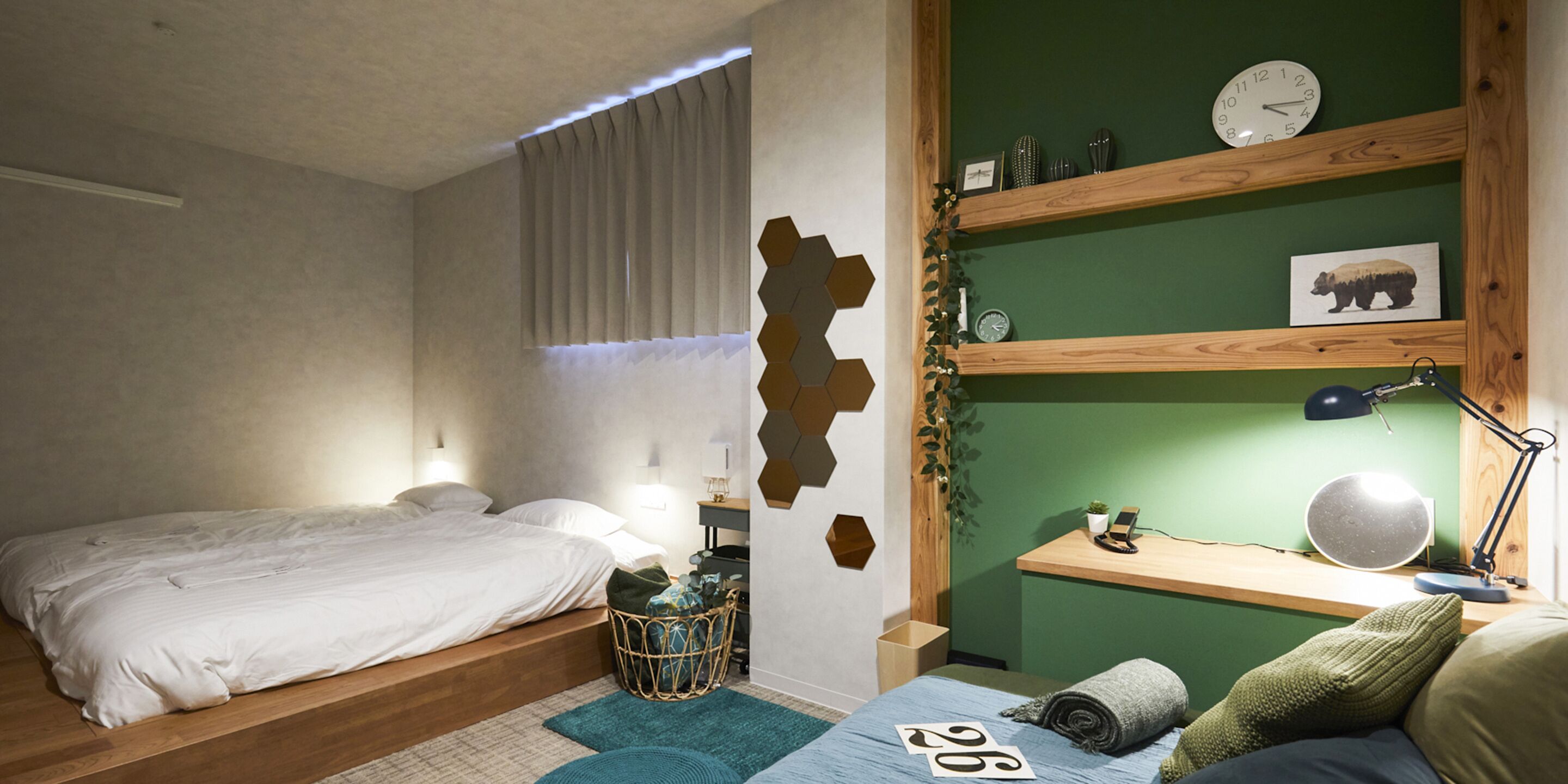 Un dormitorio con cama, mesita de noche, lámpara, reloj y estantes con adornos.