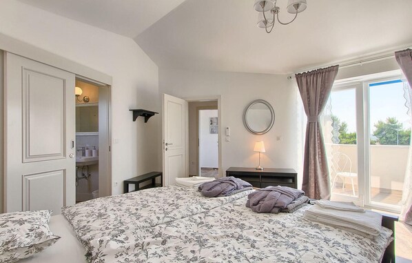 3 bedrooms, iron/ironing board, travel cot, free WiFi