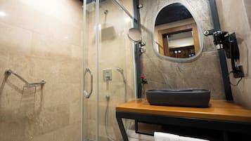 Chuveiro, secador de cabelo, chinelos, toalhas de banho