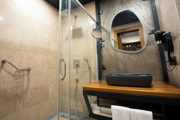 Dusche, Haartrockner, Hausschuhe, Handtücher