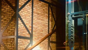 A staircase with a metal frame and wooden steps, leading to a glass door. - Rest & More by Dedeman Mersin Erdemli (Erdemli)