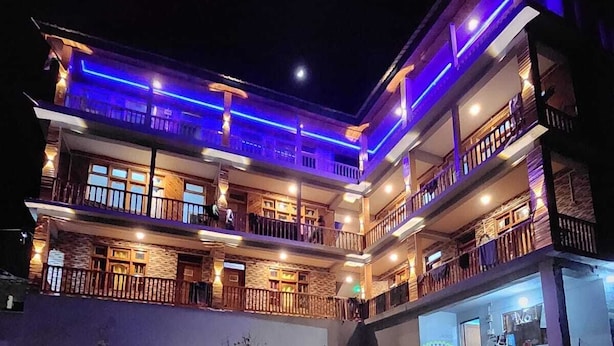 Un edificio de varios pisos con balcones y un brasero en primer plano.