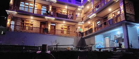 Fachada de la propiedad por la tarde o noche