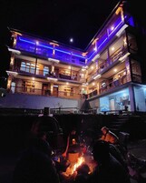 住宿正面 - 傍晚/夜晚