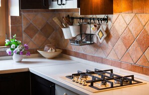 Fridge, oven, dishwasher, coffee/tea maker