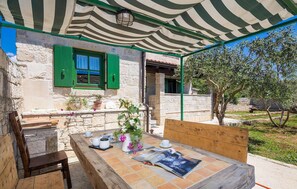 Outdoor dining - Beautiful home in Posedarje (Posedarje)
