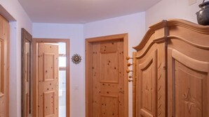Un couloir avec des portes en bois et un meuble en bois.