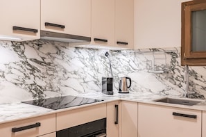 Fridge, oven, dishwasher, cookware/dishes/utensils