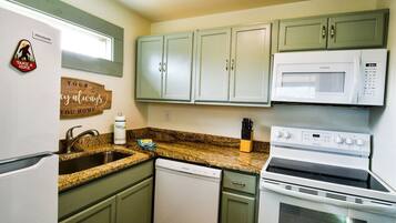 Een koelkast, een microgolfoven, een oven, een kookplaat