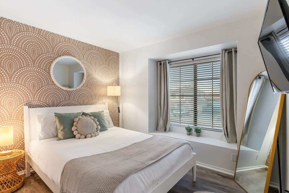 6 bedrooms, iron/ironing board, travel crib, WiFi