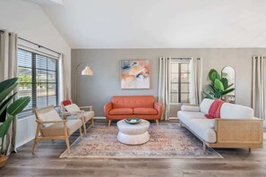 Televisión, reproductor de DVD y oficina