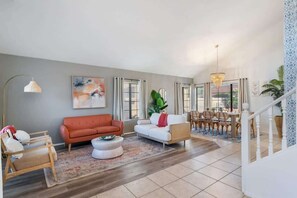 Televisión, reproductor de DVD y oficina