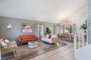 Fernseher, DVD-Player, Tischfußball, Arbeitsbereiche