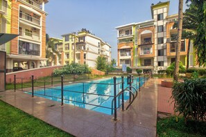 Pool - Amazing Pool View Candolim Goa 2BHK Apartment (Candolim)