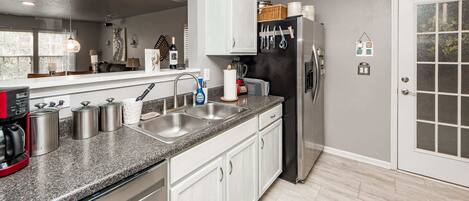 Køleskab, mikrobølgeovn, ovn, kogeplade