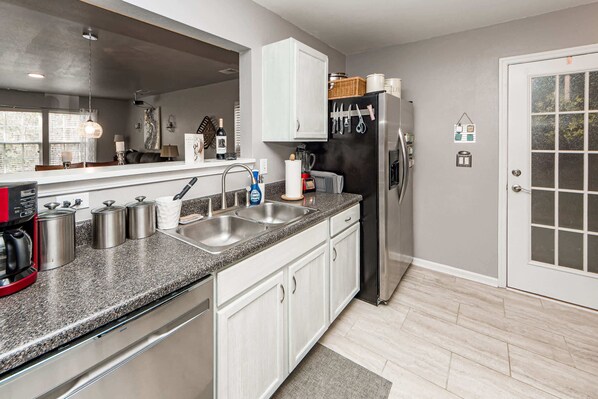 Køleskab, mikrobølgeovn, ovn, kogeplade