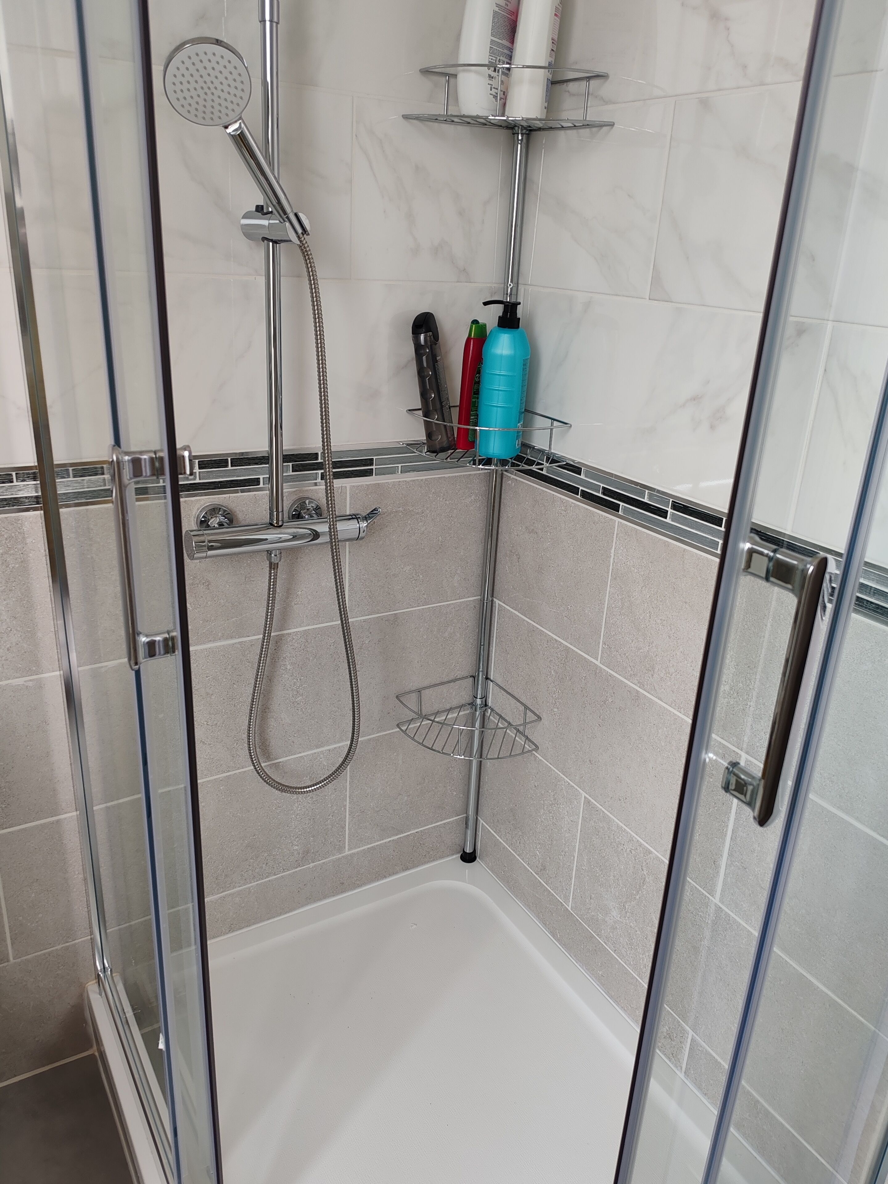 Secador de cabelo, toalhas de banho, sabonete, papel higiênico