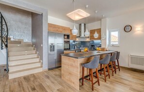 Een koelkast, een oven, een kookplaat, een vaatwasser