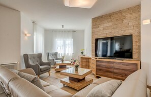 TV - Cozy home in Dvornice with sauna (Dvornice)