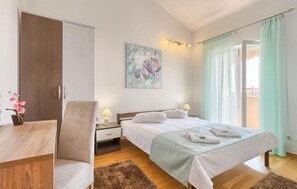 4 bedrooms, iron/ironing board, travel cot, free WiFi - Gorgeous home in Porec (Porec)