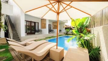 Innendørsbasseng og solsenger