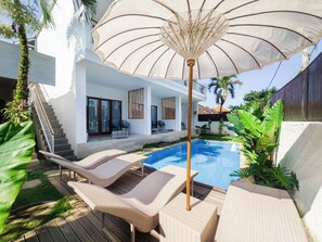 Kolam renang indoor, dengan kursi berjemur