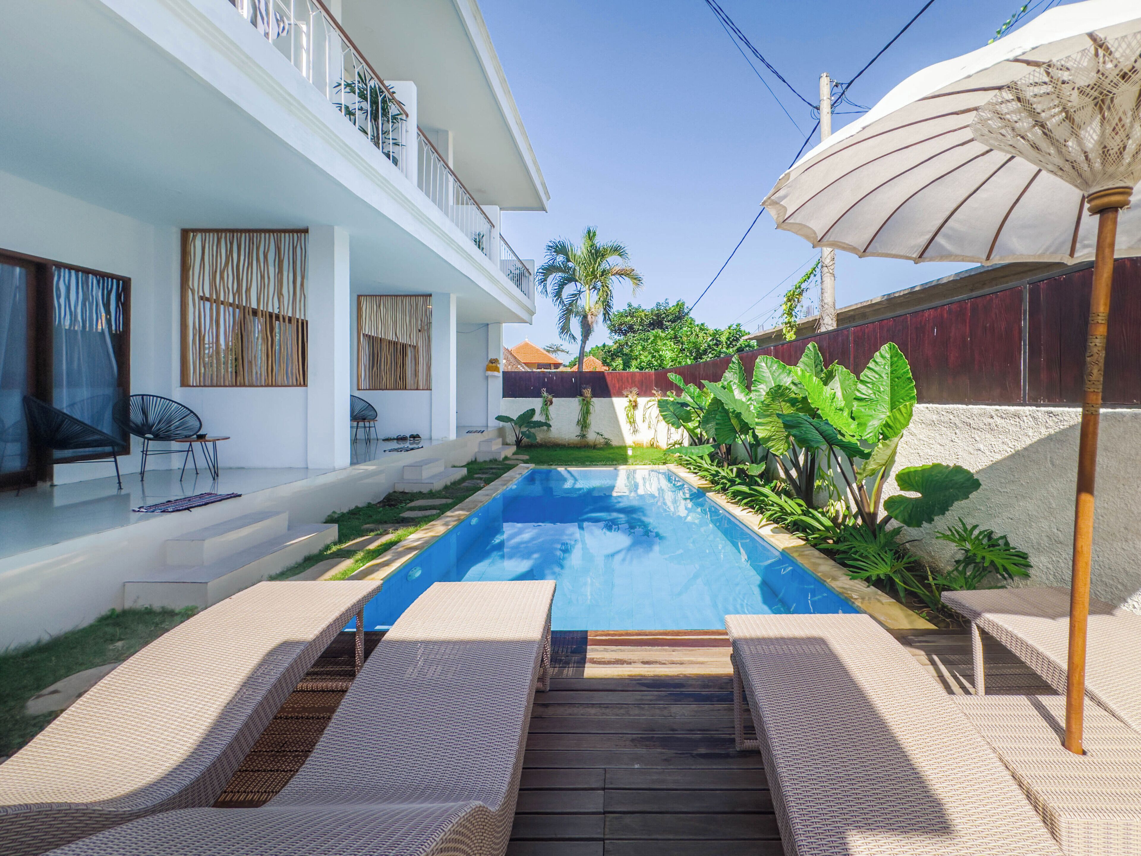 Sisäuima-allas, aurinkotuoleja