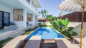 Sisäuima-allas, aurinkotuoleja