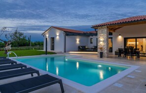 UppvÀrmd pool