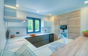 Kühlschrank, Ofen, Geschirrspüler, Wasserkocher mit Kaffee-/Teezubehör