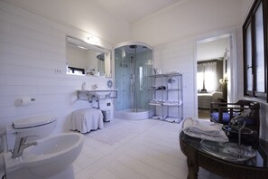 Regadera, amenidades de baño ecológicas, secadora de cabello, bidet