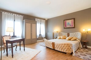 3 bedrooms, desk, free WiFi, bed sheets - [Luxury] Apartment in a historic Villa w/ Gym & 4-acre Park. 5m from Treviso (Villorba)
