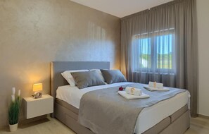 3 habitaciones, tabla de planchar con plancha y cuna de viaje 