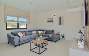 Smart TV, table tennis
