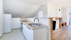 Una cocina moderna con un lavaplatos empotrado, una estufa y un horno de ladrillo.
