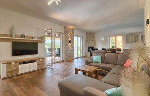 TV, fireplace, DVD player