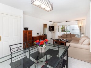 Interior - Cosy apartment for 6 people with WIFI, A/C, pool, TV and terrace (Castell-platja D'aro)