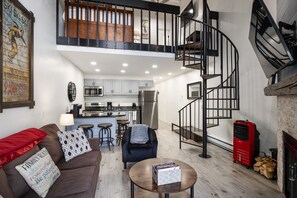 Fernseher, Kamin, DVD-Player