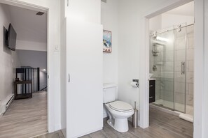 Dusj, hårføner og håndklær