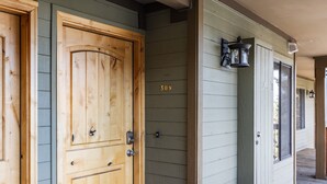 Une porte d’entrée en bois dotée d’un clavier pour ouvrir la serrure, d’une boîte aux lettres et du numéro de maison 309.