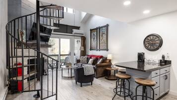 Televisie, een open haard en een dvd-speler