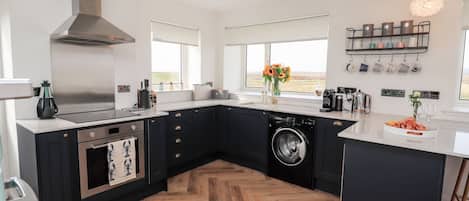 Tủ lạnh, máy rửa bát, ấm điện, lò nướng bánh mì