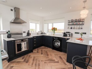 Fridge, dishwasher, electric kettle, toaster - Park Cottage (Isle of North Uist)