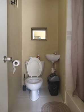Apartment, 3 Bedrooms, Balcony, Garden View | Bathroom