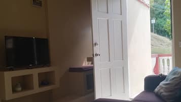 Apartment, 3 Bedrooms, Balcony, Garden View | Dining room