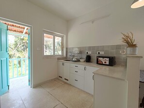 Private kitchen - 2 bed Apartment in a villa a walk to the beaches. (Benaulim)