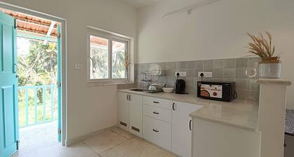2 bed Apartment in a villa a walk to the beaches.